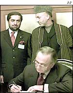 President Karzai (R) with Foreign Minister Abdullah (L) and Pakistani Foreign Minister KM Kasuri (seated)